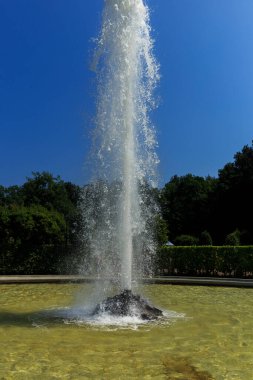 Saint Petersburg, Rusya 'da bir halk parkında güzel, yüksek, güçlü çeşmeler.
