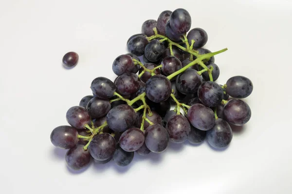 Ветвь Красного Винограда Белом Фоне Веганская Еда — стоковое фото