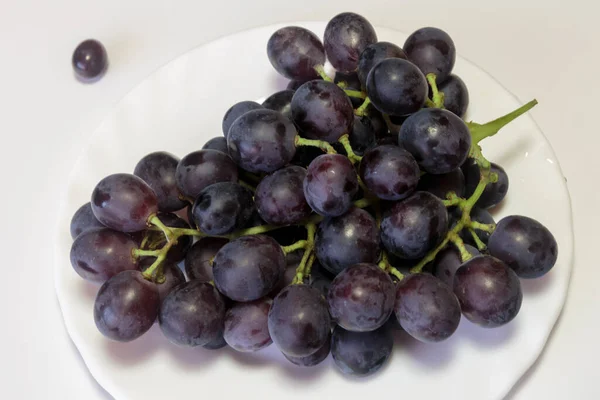 白盘上的红葡萄枝条 巴巴多斯的食物 — 图库照片