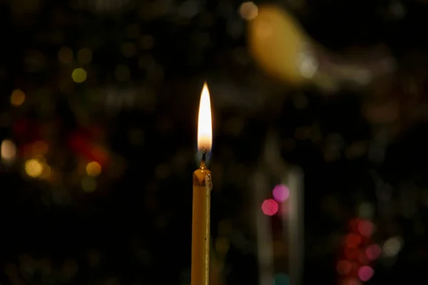 Vela Ardente Perto Árvore Natal Fundo Natal — Fotografia de Stock