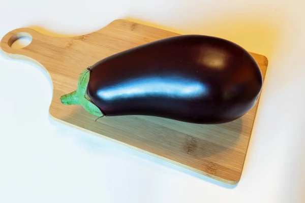 Aubergine Fraîche Mûre Sur Planche Découper — Photo