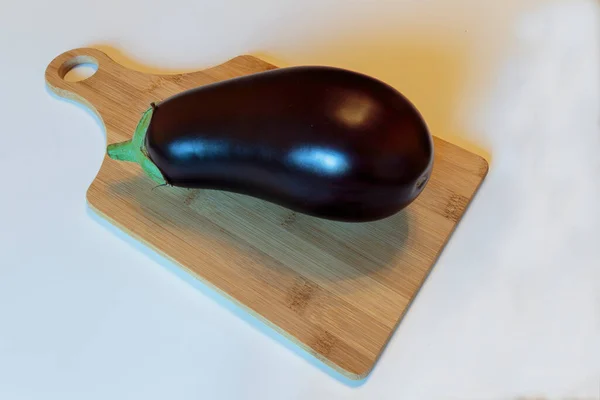 Aubergine Fraîche Mûre Sur Planche Découper — Photo