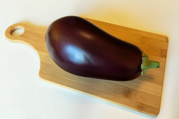 Aubergine Fraîche Mûre Sur Planche Découper — Photo