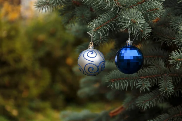 Noel ağacında kristal toplar.