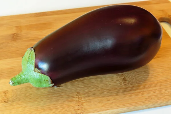 Aubergine Fraîche Mûre Sur Planche Découper — Photo