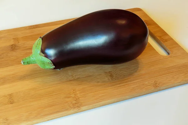 切菜板上新鲜成熟的茄子 — 图库照片