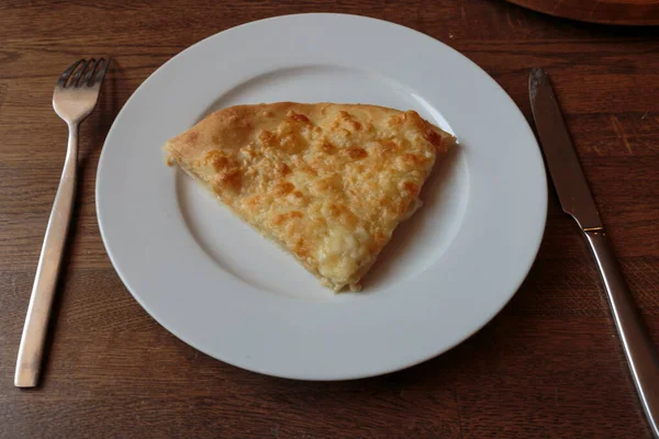 Шматок Смачної Сирної Піци Білій Тарілці Ресторані Італійський Традиційний Закуску — стокове фото