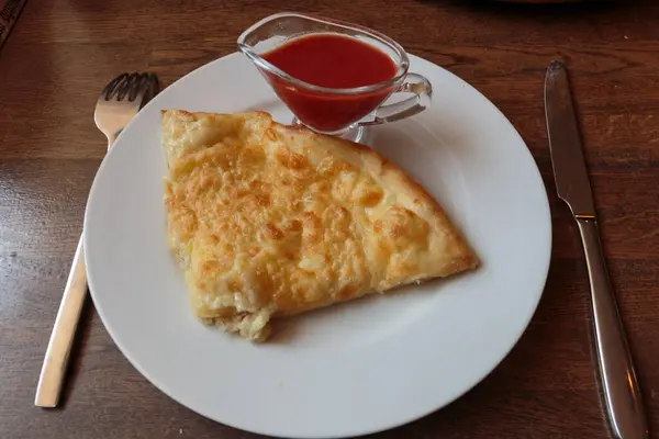 Rebanada Sabrosa Pizza Queso Plato Blanco Restaurante Aperitivo Tradicional Italiano — Foto de Stock