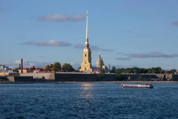 Saint Petersburg Ryssland Juli 2018 Fritidsbåtar Med Turister Flyter Floder — Stockfoto