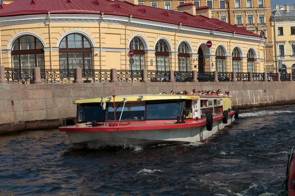 Saint Petersburg Russia July 2018 游览游览的游艇 漂浮在圣彼得堡历史中心的河流和沟渠上 — 图库照片