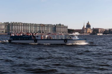 Aziz Peter Burgusu, Rusya, Ağustos, 10, 2018. Turistlerle eğlence tekneleri, tarihi Saint Petersburg 'da nehirlerde ve kanallarda yüzmek..