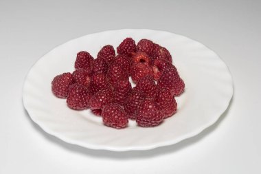 Beyaz tabakta taze ahududu..