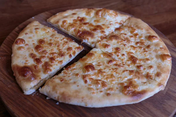 Pizza Świeżego Sera Drewnianym Talerzu Włoska Kaukaska Tradycyjna Przystawka Gotowa — Zdjęcie stockowe