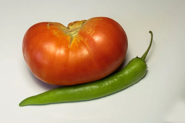 Tomate Fraîche Piment Cayenne Sur Fond Blanc — Photo