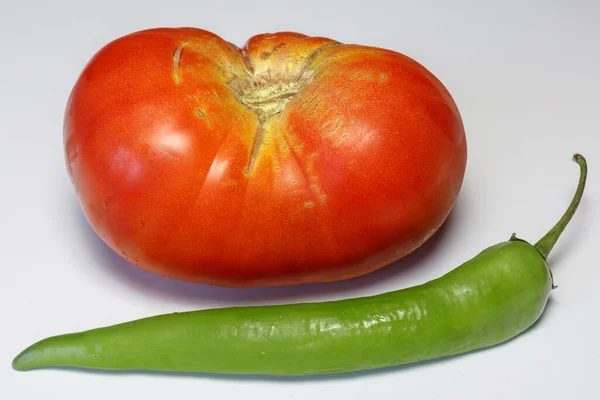 Tomate Fresco Pimienta Cayena Picante Sobre Fondo Blanco — Foto de Stock