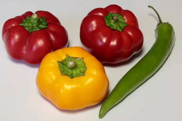 Verse Rijpe Peper Witte Achtergrond — Stockfoto