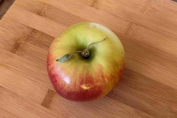 Saftigt Äpple Isolerad Trä Bakgrund — Stockfoto