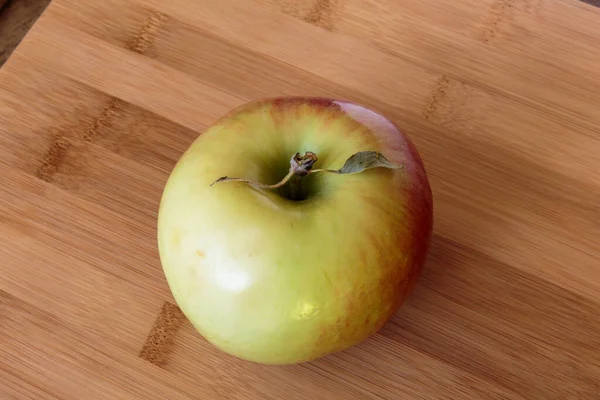 Šťavnaté Jablko Izolované Dřevěném Pozadí — Stock fotografie