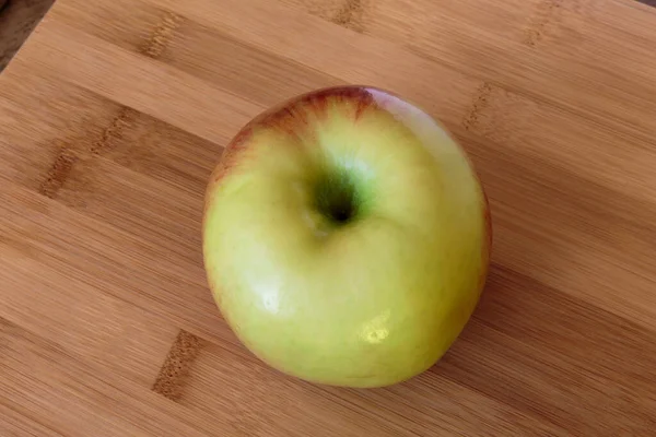 Pomme Juteuse Isolée Sur Fond Bois — Photo