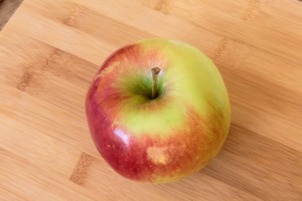 木製の背景に隔離されたジューシーなリンゴ — ストック写真