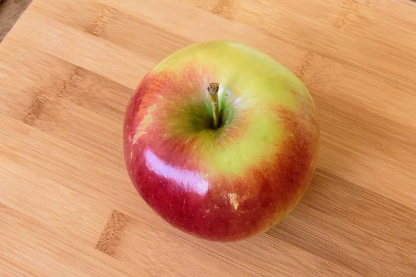 Pomme Juteuse Isolée Sur Fond Bois — Photo