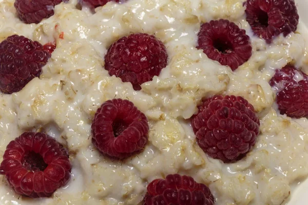 Porridge Farina Avena Calda Con Panna Lamponi Freschi Concetti Colazione — Foto Stock