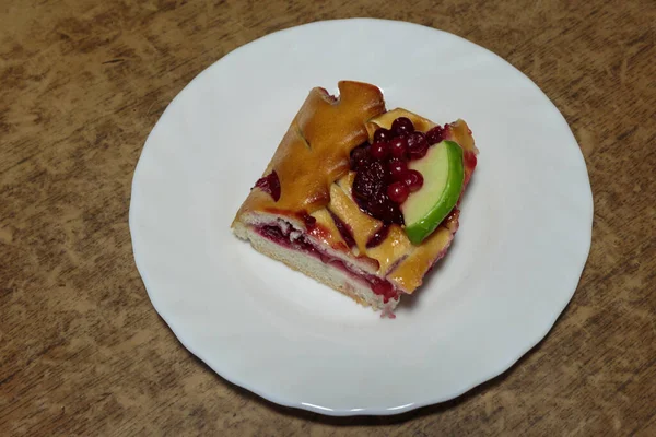 Kuchen Mit Äpfeln Und Beeren — Stockfoto