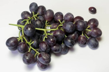 Beyaz arka planda kırmızı üzüm dalı. Vejetaryen yemeği.
