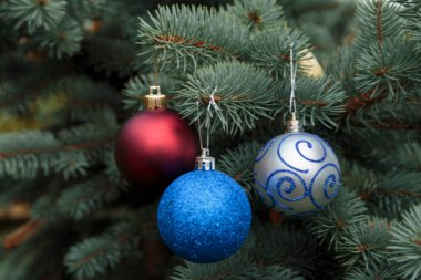 Noel ağacında kristal toplar.