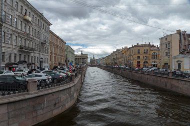 Sankt-Peterburg, Rusya - Temmuz 02, 2017: Kanalın St. Petersburg şehir merkezine kurulması.