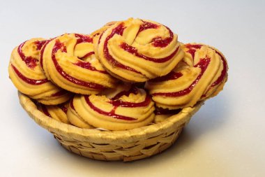 Lezzetli çilekli kurabiyeler.