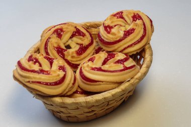 Lezzetli çilekli kurabiyeler.