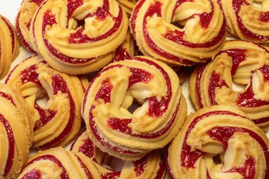 Çilek reçelli kurabiyeler, çilekli kurabiye, yakın plan..