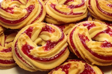 Çilek reçelli kurabiyeler, çilekli kurabiye, yakın plan..