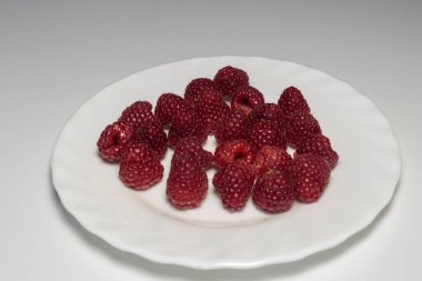 Beyaz tabakta taze ahududu..