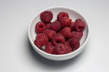 Kasede taze ahududu var. Yakın plan..