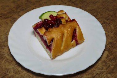 Elmalı ve meyveli turta..