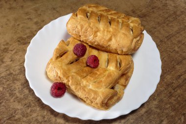 Ahududu reçelli taze tatlı hamur işleri. Tatlı çöl yakınlaşması.