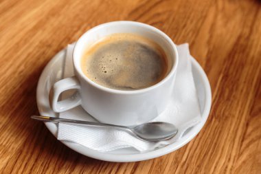 İş yemeği için bir fincan kahve. Kimse, yalnız..