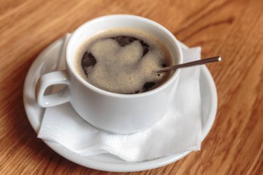 İş yemeği için bir fincan kahve. Kimse, yalnız..