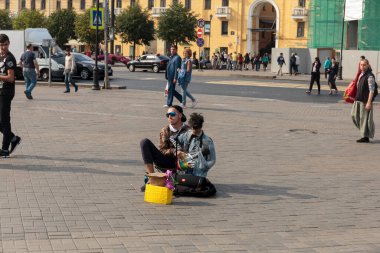 Kukla tiyatrosu sanatçısı yoldan geçenleri şehir sokaklarında eğlendiriyor. Ek kazanç iş kavramı.