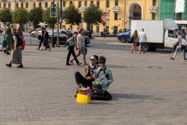 Kukla tiyatrosu sanatçısı yoldan geçenleri şehir sokaklarında eğlendiriyor. Ek kazanç iş kavramı.