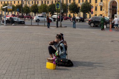 Kukla tiyatrosu sanatçısı yoldan geçenleri şehir sokaklarında eğlendiriyor. Ek kazanç iş kavramı.
