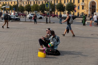 Kukla tiyatrosu sanatçısı yoldan geçenleri şehir sokaklarında eğlendiriyor. Ek kazanç iş kavramı.