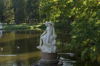 İncil karakteri Jonah 'ın heykeli. - Anlaşıldı. St. Petersburg, Rusya 'daki eski halk parkı Oranienbaum.