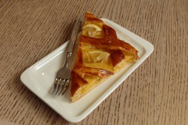 Tepside limon reçeli taze tatlı hamur işleri. Tatlı çöl yakınlaşması.