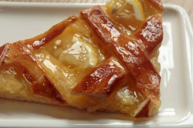 Tepside limon reçeli taze tatlı hamur işleri. Tatlı çöl yakınlaşması.