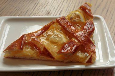 Tepside limon reçeli taze tatlı hamur işleri. Tatlı çöl yakınlaşması.