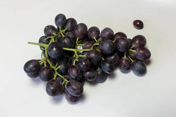 Ramo Uva Rossa Sullo Sfondo Bianco Cibo Vegano — Foto Stock