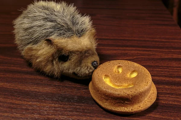 ハリネズミとショートブレッドアーモンドの笑顔クッキー — ストック写真